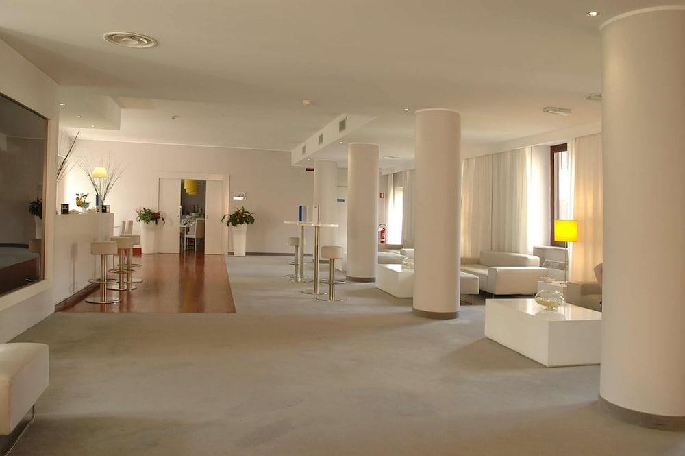 Area Hotel 4*